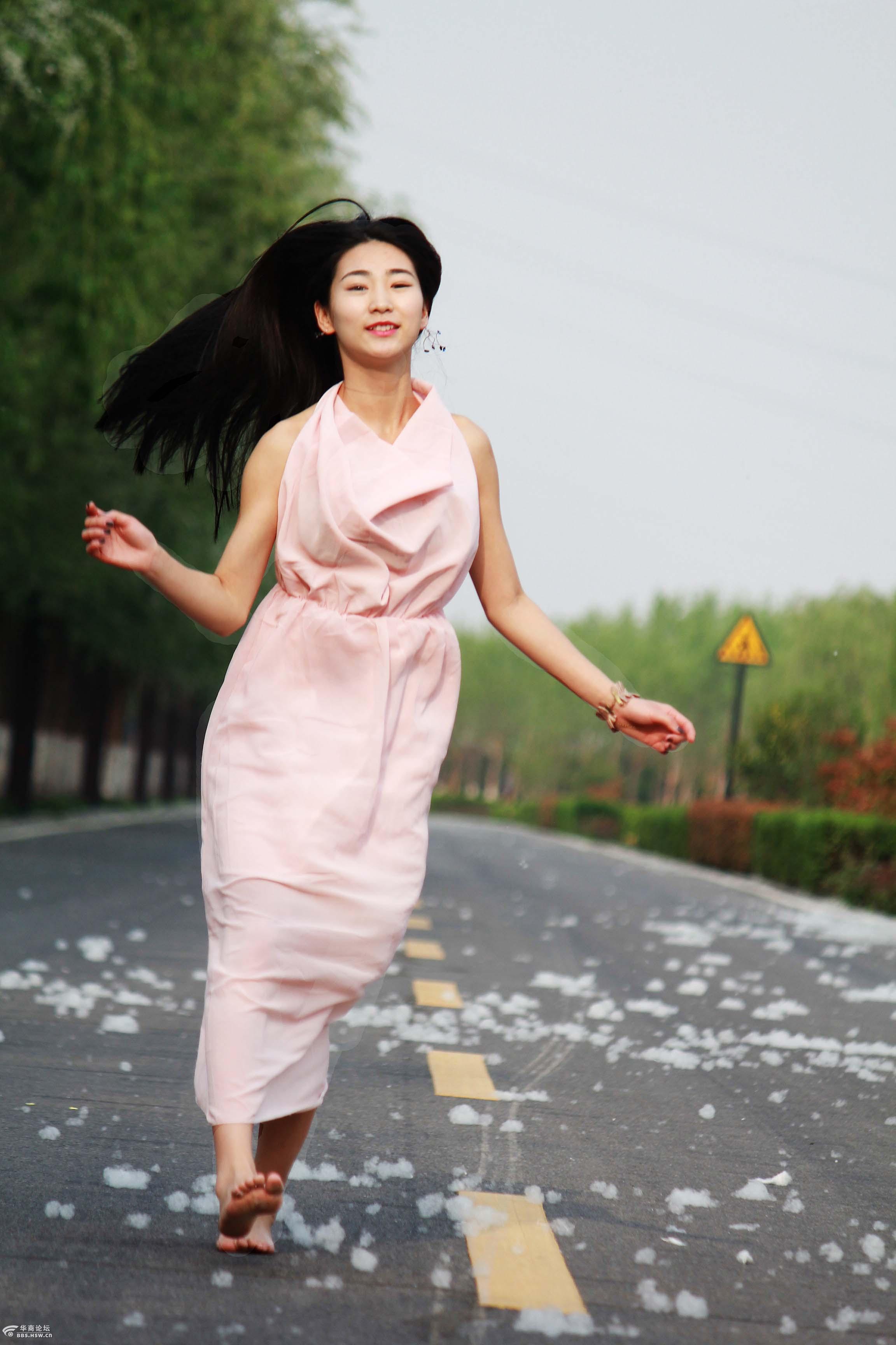 咱西安柳絮如雪的最美公路美女光脚拍写真
