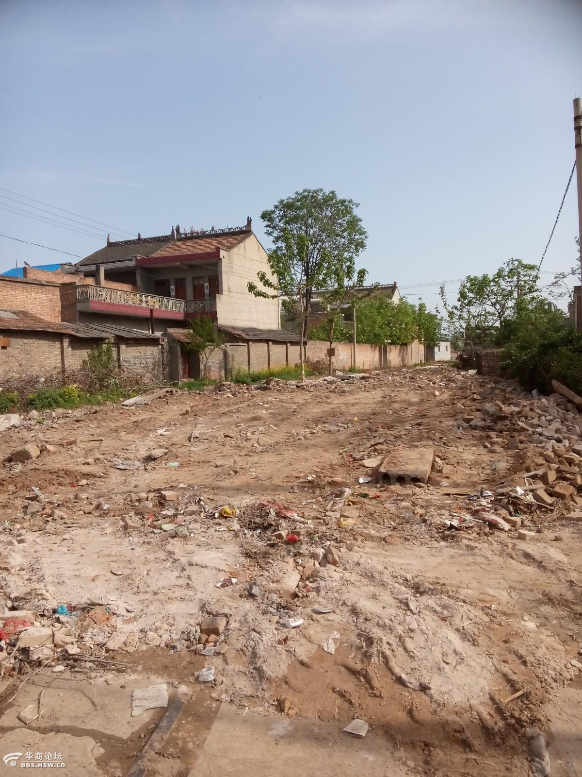 兴平市西城区潘村四组垃圾堆如山
