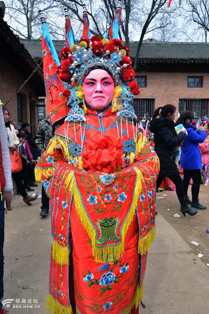 周至东阳化村正月十八古会等待出游的马社火