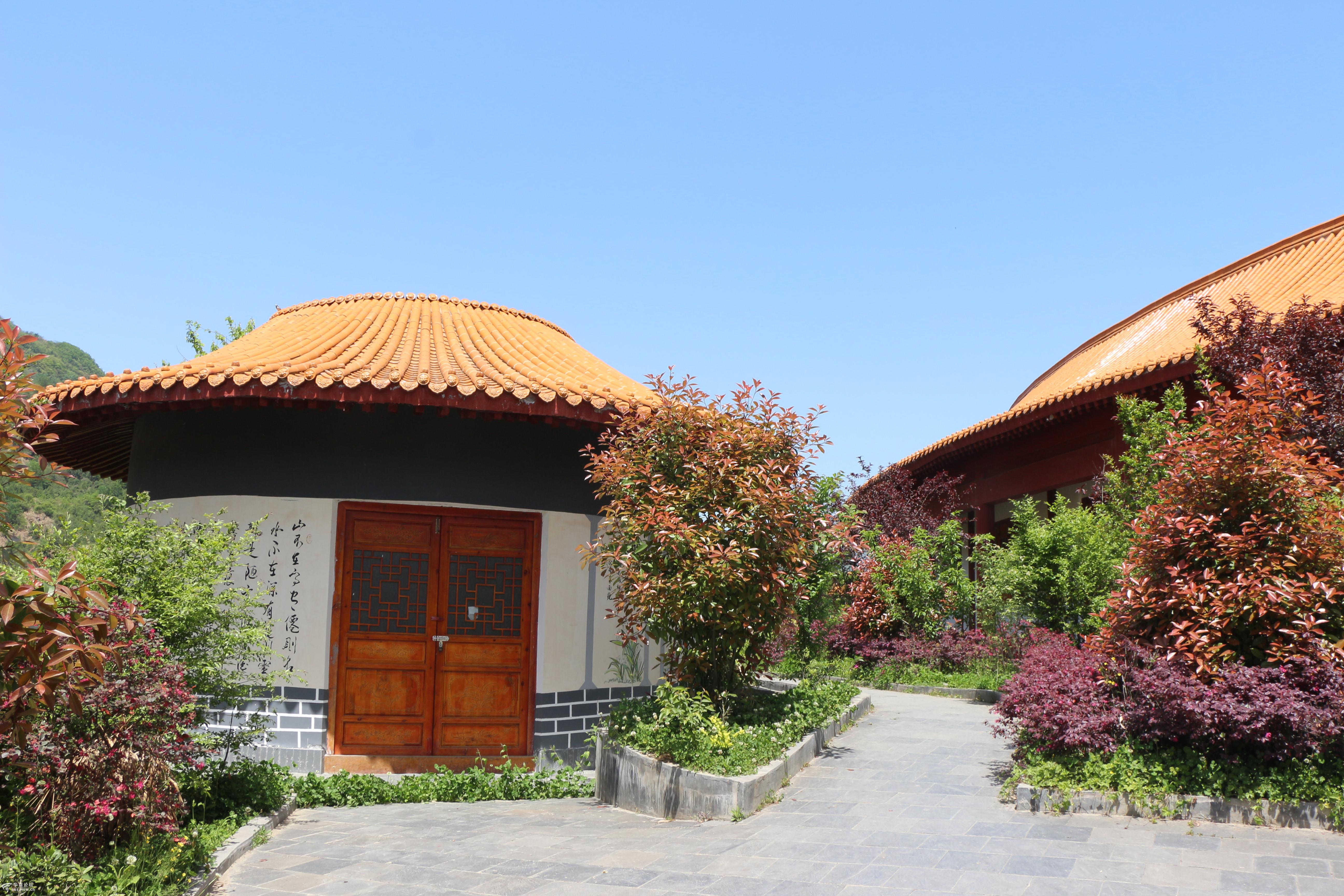 精美的秦楚农耕文化园龙形建筑和馆展