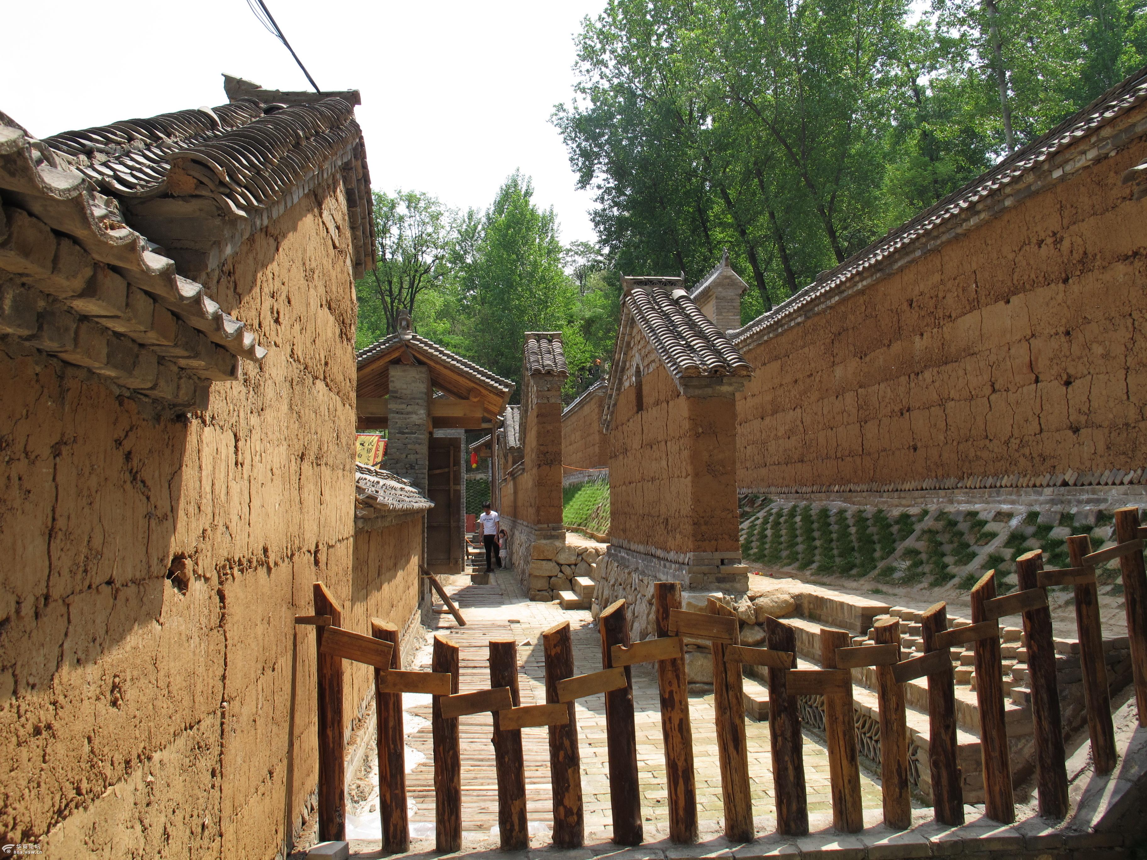 正在建设中的白鹿原民俗村