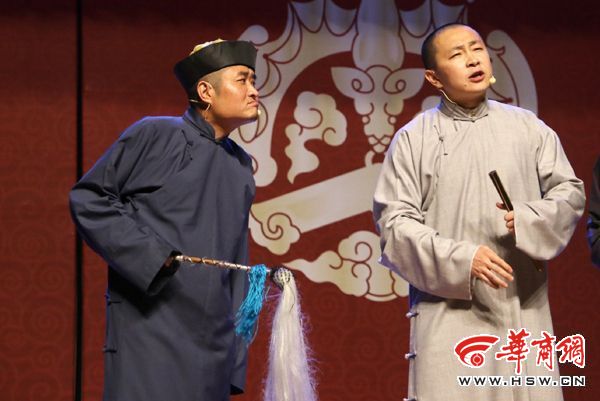 求婚成功!苗阜王声帮华商网友收获真爱(组图)