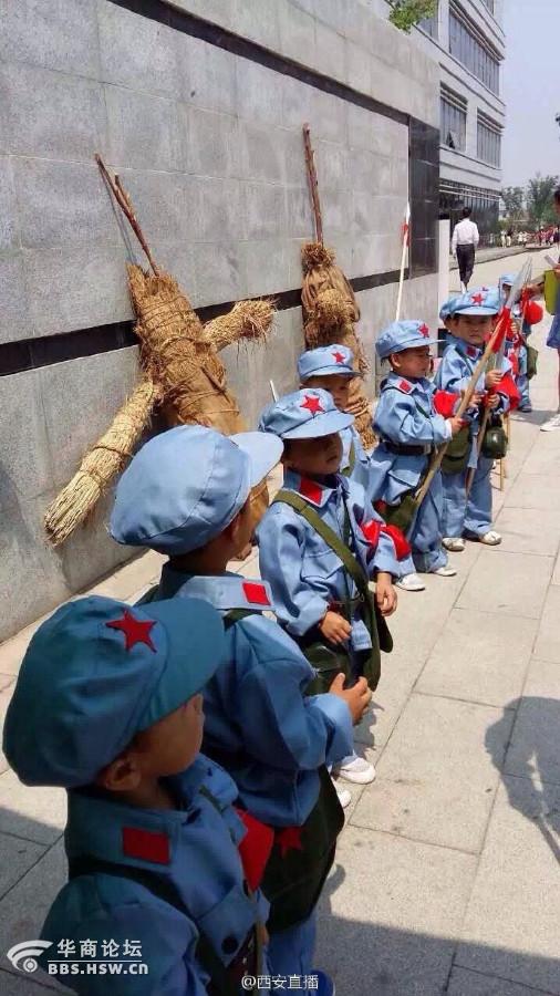 开发商组织亲子活动让小孩扮红军拼刺刀这合适吗你怎么看