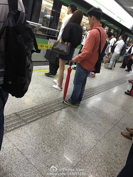 上海一男生偷拍女乘客裙底