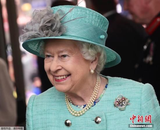 英国迎女王90大寿官方庆祝日 万人街头派对同欢