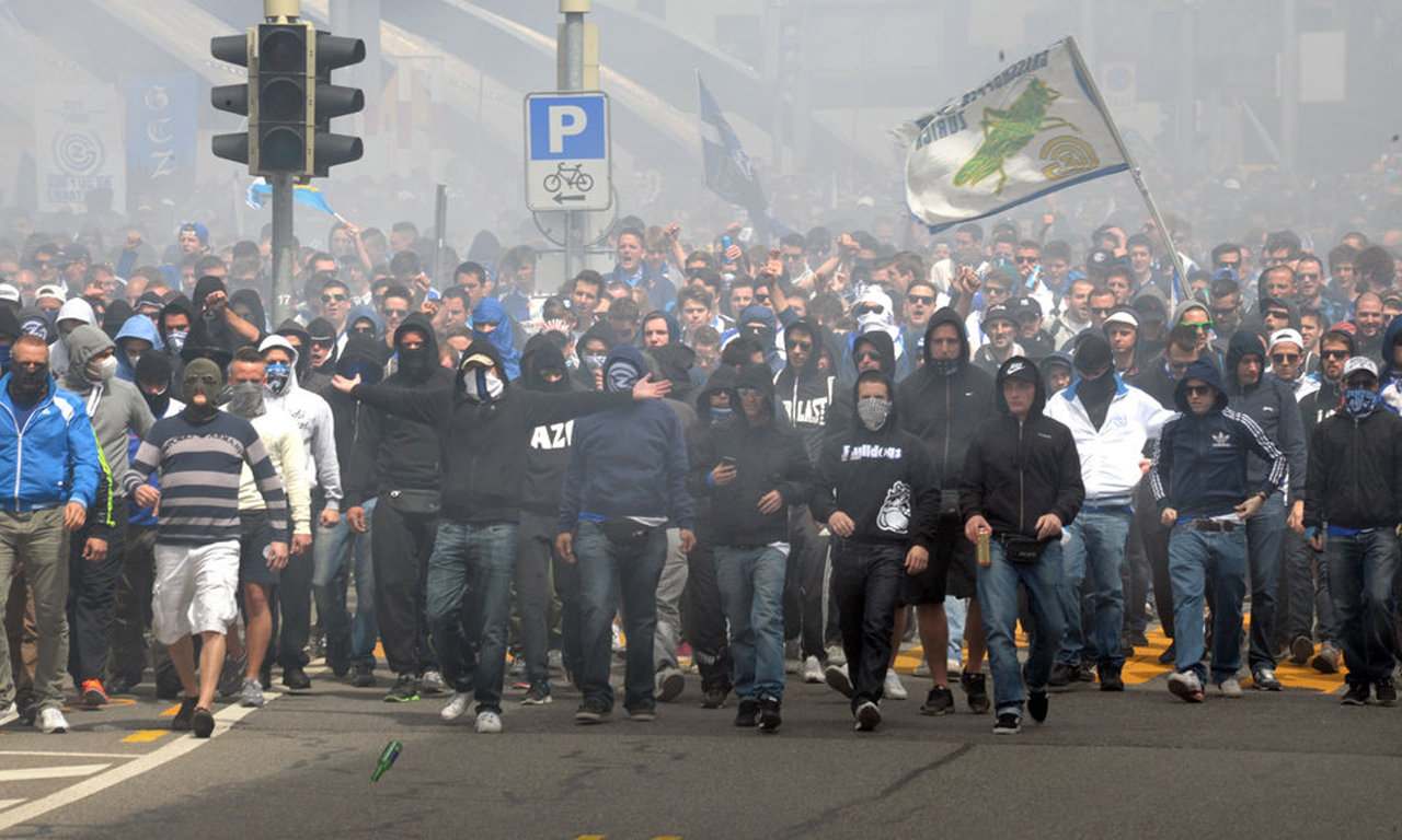 女人也疯狂揭被黑帮操控的俄足球流氓