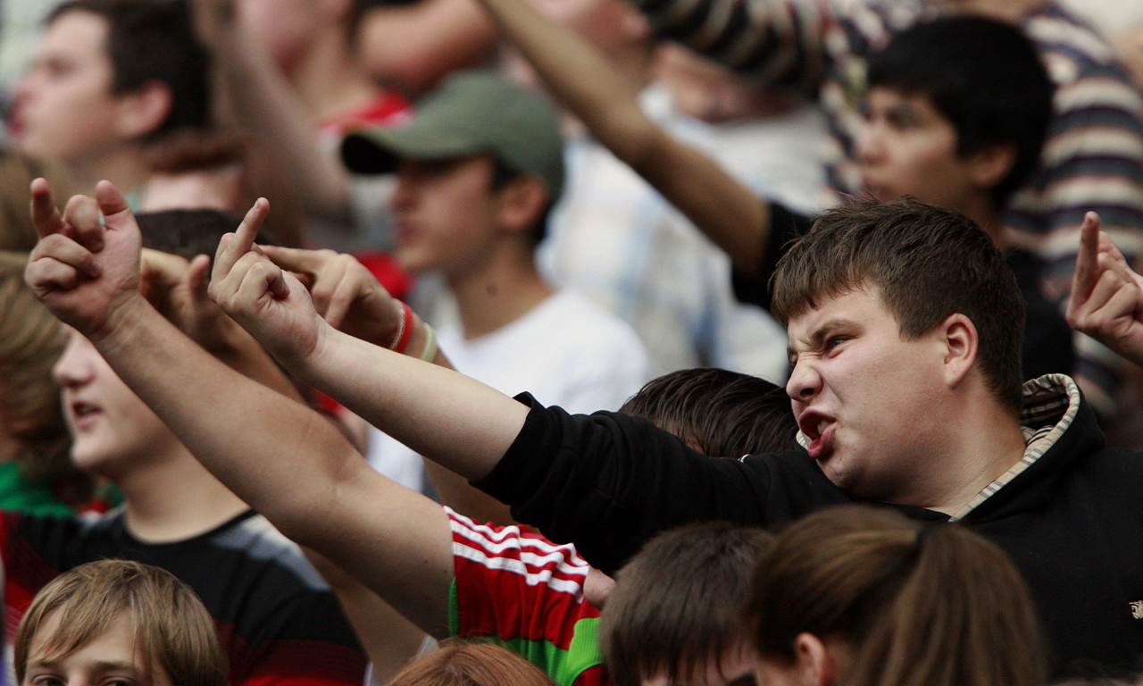 女人也疯狂!揭被黑帮操控的俄足球流氓